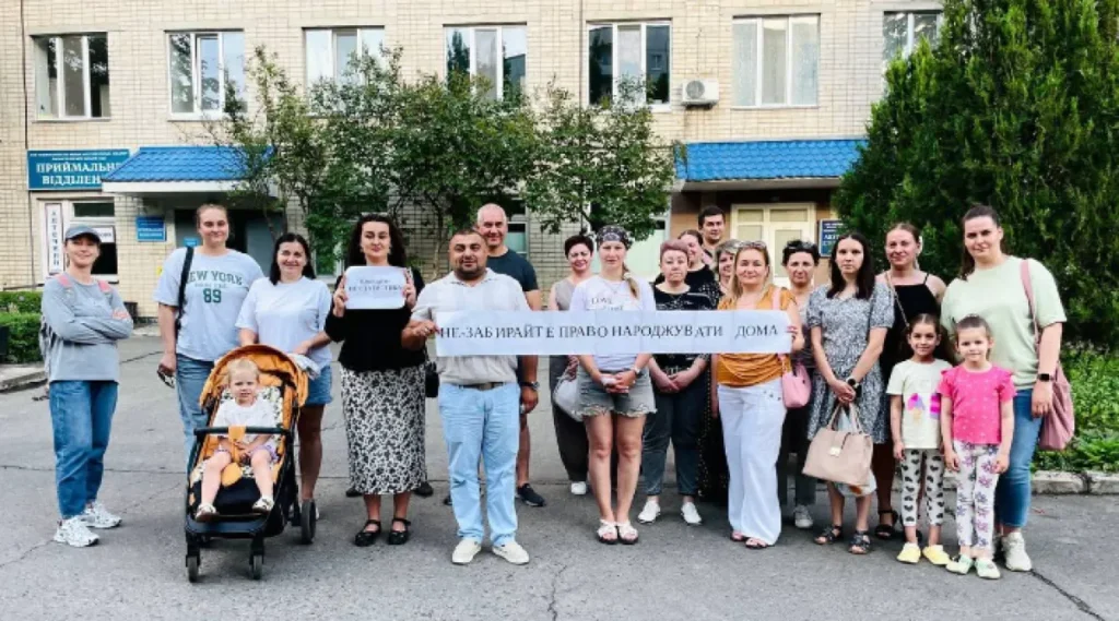 Південноукраїнці рятують пологовий і дитячий: мітинг проти закриття
