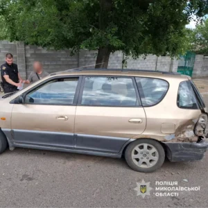 BMW в Миколаєві: зіткнення з припаркованим авто, постраждала пенсіонерка.