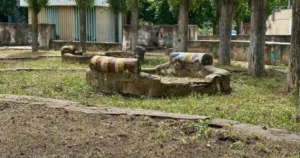 "Миколаївські парки" косять траву на безхазяйному дитячому майданчику «Казка».