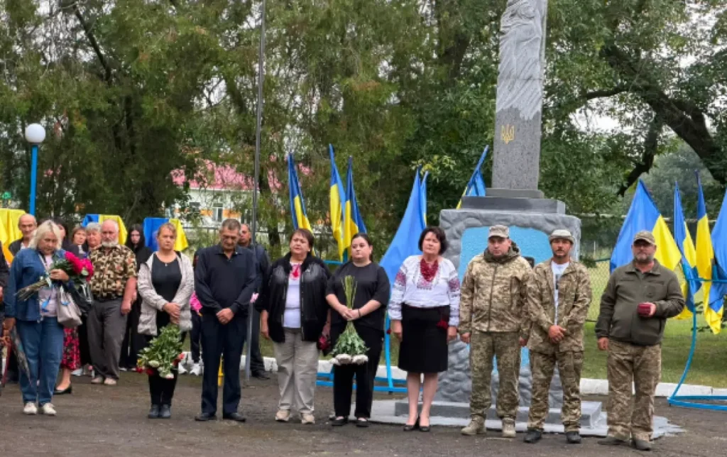 Мостівська громада вшановує 11 героїв: відкрили Алею пам’яті з портретами захисників.