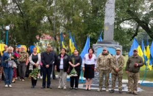 Мостівська громада вшановує 11 героїв: відкрили Алею пам’яті з портретами захисників.