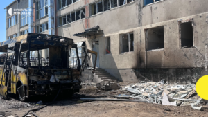 Миколаїв під ударом дронів: зруйновано ліцей, палають два автобуси.