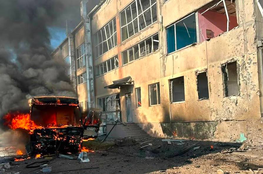 Миколаїв під ударом "шахеда": зруйновано школу та автобус.
