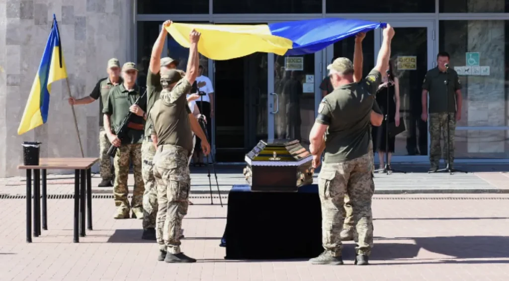У Південноукраїнську попрощалися із загиблим захисником Олександром Білим.