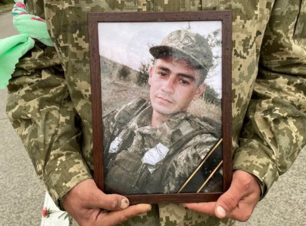 Єланецька громада на колінах зустріла полеглого воїна: у Возсіятському попрощалися з 25-річним Іваном Чернишем.